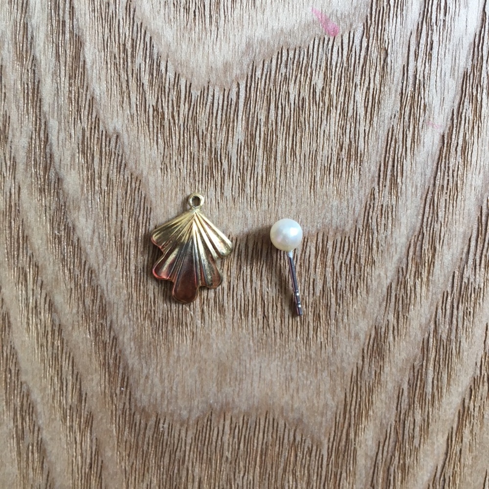VTG Clamshell Earrings - Picture 4 of 5